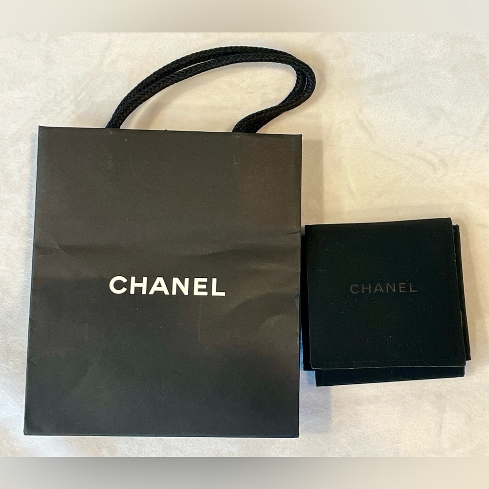 CHANEL chain link and faux pearl brooch, signed, never worn,  box&case, like new - Picture 7 of 14